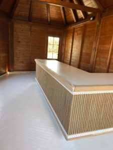 Bancone bar rivestito in corda naturale in fase di realizzazione in uno chalet per location matrimoni