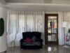 Sedute disposte con altezze diverse in uno showroom wedding per creare percorso visivo