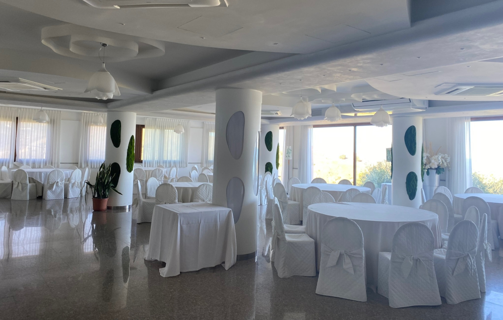 Pilastro di una location matrimoni rivestito con ovali di verde finto, prima dell'intervento di relooking